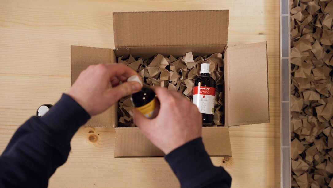 Verpacken der Bestellung in Papier und Karton